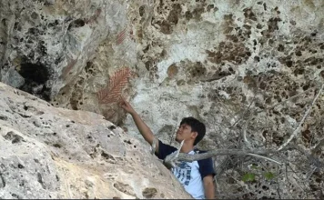 Menelusuri Keindahan dan Mitos Gua Waburi di Busel Menelusuri Keindahan dan Mitos Gua Waburi di Busel