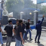 Massa Penolak TKA Melempar Kotoran Sapi dan Telur Busuk ke Kantor Imigrasi Massa Penolak TKA Melempar Kotoran Sapi dan Telur Busuk ke Kantor Imigrasi