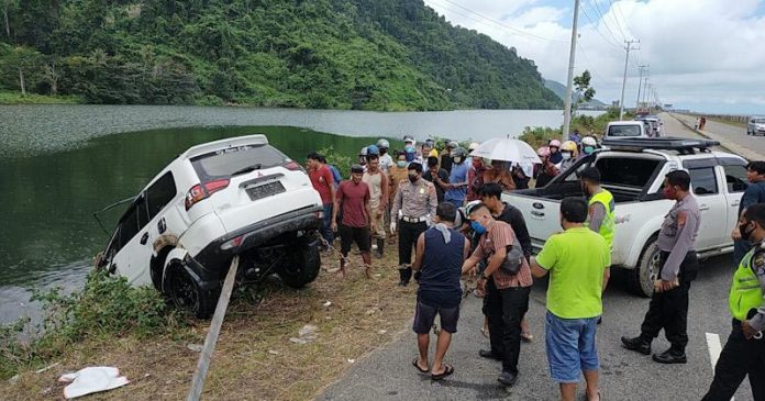 Gagal Menyalip, Mobil Ini Terjebur di Arena Dayung Kolut