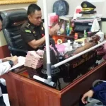 Dua Tersangka Kegiatan Swakelola di Konsel Kembalikan Uang Kerugian Negara Dua Tersangka Kegiatan Swakelola di Konsel Kembalikan Uang Kerugian Negara