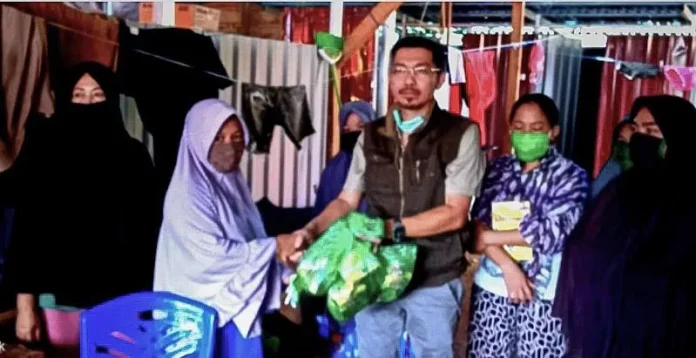 Peduli Korban Banjir, Anggota DPRD Konut Ini Salurkan Ratusan Paket Bantuan