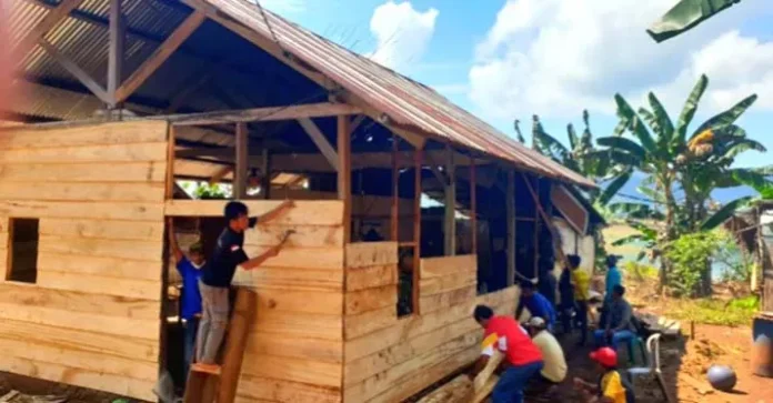 Legislator Konawe Utara Ini Sisihkan Gajinya Bedah Rumah Warga Miskin