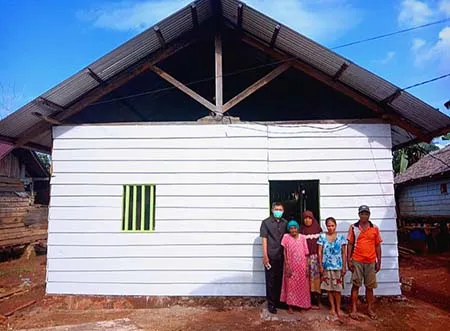 Legislator Konawe Utara Ini Sisihkan Gajinya Bedah Rumah Warga Miskin