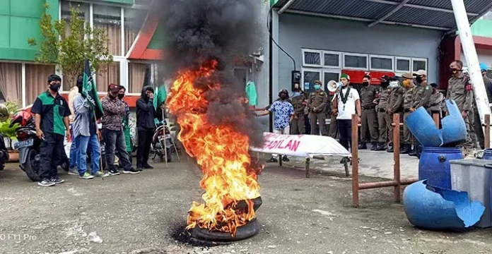 mahasiswakolutdemo Mahasiswa di Kolut Demo Desak Hentikan Aktivitas Pertambangan