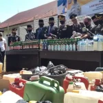 2.000 Liter Miras Dimusnahkan, Produsen Arak di Baubau Bakal Dipidana 2.000 Liter Miras Dimusnahkan, Produsen Arak di Baubau Bakal Dipidana