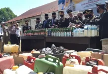 2.000 Liter Miras Dimusnahkan, Produsen Arak di Baubau Bakal Dipidana 2.000 Liter Miras Dimusnahkan, Produsen Arak di Baubau Bakal Dipidana