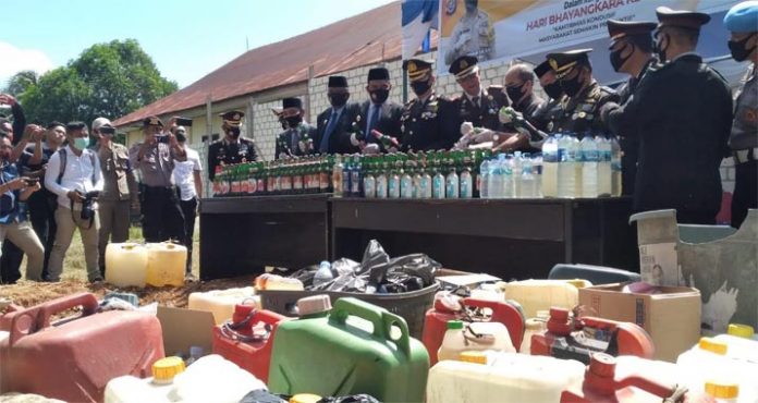 2.000 Liter Miras Dimusnahkan, Produsen Arak di Baubau Bakal Dipidana