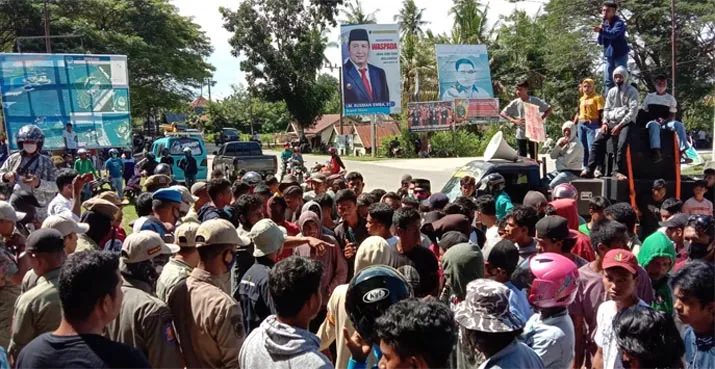 Demo Turunkan Kades di Muna, Massa Bentrok dengan Satpol PP