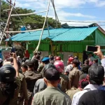 Demo Turunkan Kades di Muna, Massa Bentrok dengan Satpol PP Demo Turunkan Kades di Muna, Massa Bentrok dengan Satpol PP