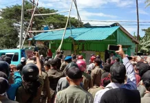 Demo Turunkan Kades di Muna, Massa Bentrok dengan Satpol PP Demo Turunkan Kades di Muna, Massa Bentrok dengan Satpol PP