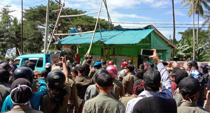 muna Demo Turunkan Kades di Muna, Massa Bentrok dengan Satpol PP