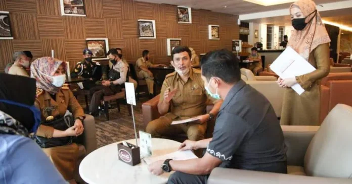 Tim Yustisi Pemkot Kendari Tagih Tempat Usaha yang Menunggak Pajak