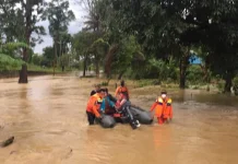 Tim SAR Evakuasi Korban Banjir di Konut Tim SAR Evakuasi Korban Banjir di Konut