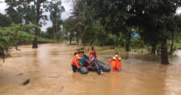 Tim SAR Evakuasi Korban Banjir di Konut