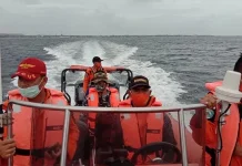 Dihantam Ombak, Sebuah Kapal Mati Mesin di Perairan Malaoge