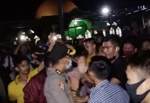 Ratusan TKA Dijadwalkan Tiba Malam Ini, Pendemo Blokir Simpang Bandara Haluoleo Ratusan TKA Dijadwalkan Tiba Malam Ini, Pendemo Blokir Simpang Bandara Haluoleo
