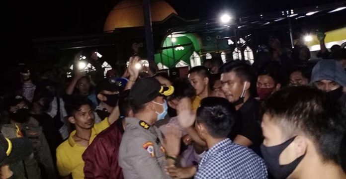 Ratusan TKA Dijadwalkan Tiba Malam Ini, Pendemo Blokir Simpang Bandara Haluoleo