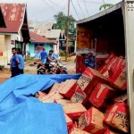 Truk Muat Miras Terbalik di Pondidaha Konawe Truk Muat Miras Terbalik di Pondidaha Konawe