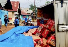 Truk Muat Miras Terbalik di Pondidaha Konawe Truk Muat Miras Terbalik di Pondidaha Konawe