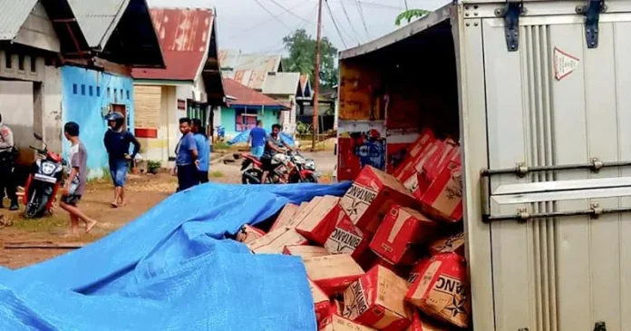 Truk Muat Miras Terbalik di Pondidaha Konawe