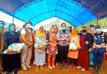 TP PKK Sultra Salurkan Bantuan Korban Banjir di Konut TP PKK Sultra Salurkan Bantuan Korban Banjir di Konut