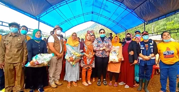 TP PKK Sultra Salurkan Bantuan Korban Banjir di Konut