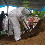Jenazah Positif Covid-19 Dimakamkan di TPU Kolaka Jenazah Positif Covid-19 Dimakamkan di TPU Kolaka