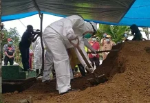 Jenazah Positif Covid-19 Dimakamkan di TPU Kolaka Jenazah Positif Covid-19 Dimakamkan di TPU Kolaka