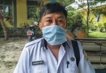 Pedagang di Wakatobi Kebagian Sembako dari Pemprov Sultra Kordinator penyaluran Bahan pokok gugus tugas Covid-19 Dinas Perindustrian dan Perdagangan Provinsi Sultra, Iskandar Aziz
