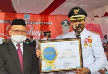 Pemkab Muna Barat Terima Penghargaan dari BPS RI Pemkab Muna Barat Terima Penghargaan dari BPS RI