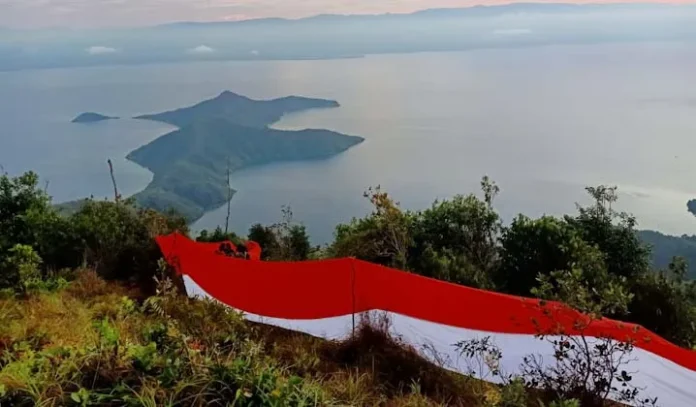 Gandeng Pencinta Alam, BKSDA Sultra Kibarkan Merah Putih di Puncak Pulau Padamarang