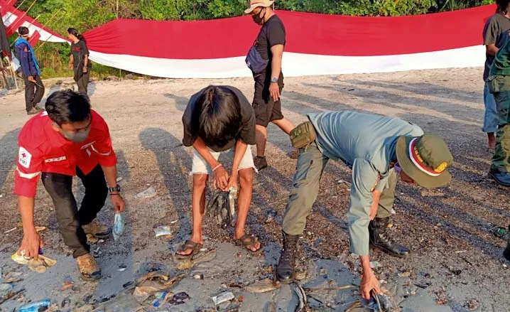Gandeng Pencinta Alam, BKSDA Sultra Kibarkan Merah Putih di Puncak Pulau Padamarang