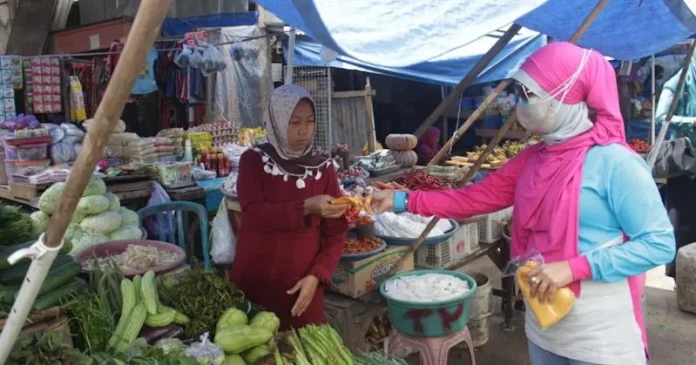 Poltekkes Kendari Bagikan 25 Ribu Masker
