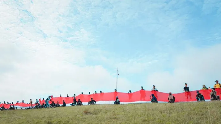 TNRAW Kibarkan Bendera Merah Putih Sepanjang 75 Meter di Bukit Modus