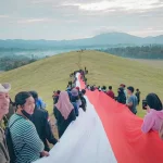 TNRAW Kibarkan Bendera Merah Putih Sepanjang 75 Meter di Bukit Modus TNRAW Kibarkan Bendera Merah Putih Sepanjang 75 Meter di Bukit Modus
