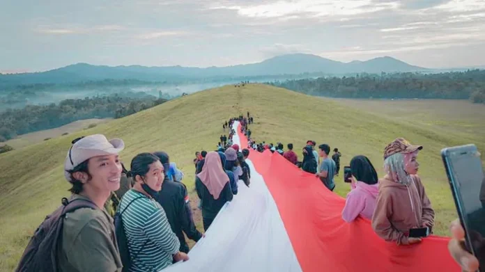 TNRAW Kibarkan Bendera Merah Putih Sepanjang 75 Meter di Bukit Modus