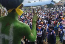 Deklarasi Tony – Baharuddin Ribuan Simpatisan Penuhi Lapangan Latamoro Koltim Deklarasi Tony - Baharuddin Ribuan Simpatisan Penuhi Lapangan Latamoro Koltim