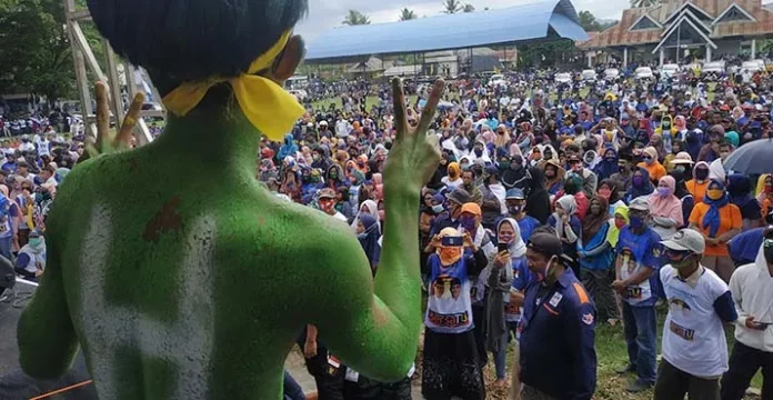 Deklarasi Tony - Baharuddin Ribuan Simpatisan Penuhi Lapangan Latamoro Koltim