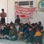 Warga Buteng Demo Soal Transparansi Penggunaan Anggaran Covid-19 Warga Buteng Demo Soal Transparansi Penggunaan Anggaran Covid-19