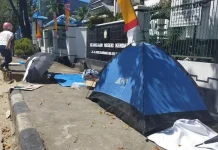 Jelang Sidang Penembakan Mahasiswa, Rekan Korban Randi Nginap di Kejaksaan Jelang Sidang Penembakan Mahasiswa, Rekan Korban Randi Nginap di Kejaksaan