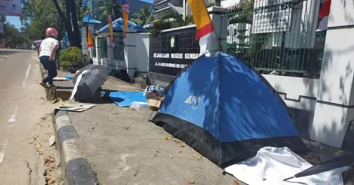 Jelang Sidang Penembakan Mahasiswa, Rekan Korban Randi Nginap di Kejaksaan