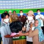 Salurkan Bantuan, Ruksamin: Jangan Campur Aduk Urusan Pemerintahan dan Politik Salurkan Bantuan, Ruksamin: Jangan Campur Aduk Urusan Pemerintahan dan Politik