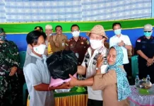 Salurkan Bantuan, Ruksamin: Jangan Campur Aduk Urusan Pemerintahan dan Politik Salurkan Bantuan, Ruksamin: Jangan Campur Aduk Urusan Pemerintahan dan Politik