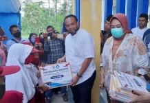 3.625 Siswa di Mubar Terima Beasiswa PIP Serahkan Beawsiswa PIP, Anggota DPR RI Sebut Rajiun Sosok Pemimpin Peduli Dunia Pendidikan