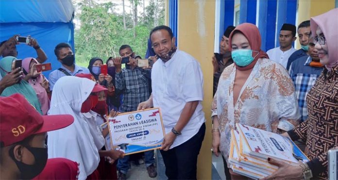 Serahkan Beawsiswa PIP, Anggota DPR RI Sebut Rajiun Sosok Pemimpin Peduli Dunia Pendidikan