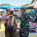Cegah Penyebaran Covid-19, Pedagang dan Pengunjung Pasar di Mubar Dibagikan Masker Cegah Penyebaran Covid-19, Pedagang dan Pengunjung Pasar di Mubar Dibagikan Masker