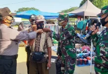 Cegah Penyebaran Covid-19, Pedagang dan Pengunjung Pasar di Mubar Dibagikan Masker Cegah Penyebaran Covid-19, Pedagang dan Pengunjung Pasar di Mubar Dibagikan Masker