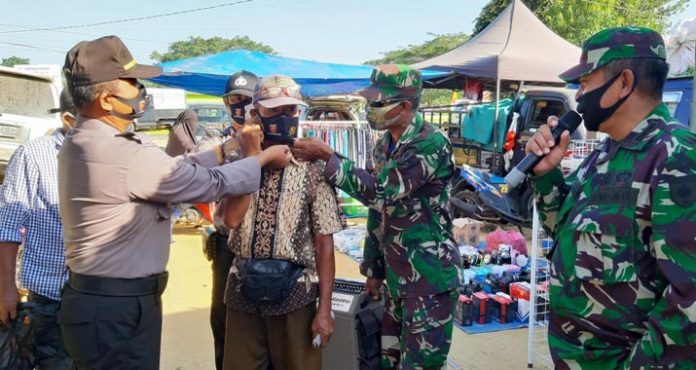 Cegah Penyebaran Covid-19, Pedagang dan Pengunjung Pasar di Mubar Dibagikan Masker