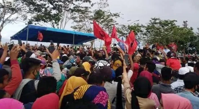 Bendera Partai Berkibar Saat Penjemputan Pasangan RAPI, PDIP Sultra : Tunggu Putusan DPP
