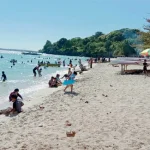 Tak Gentar Ada Wabah Corona, Pantai Nirwana Tetap Ramai Dikunjungi Wisatawan Tak Gentar Ada Wabah Corona, Pantai Nirwana Tetap Ramai Dikunjungi Wisatawan
